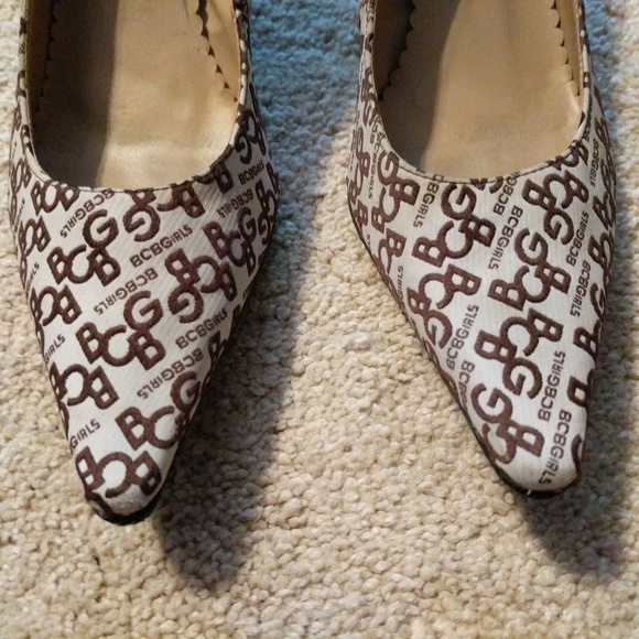BCBGGirls Logo Brown Tan Short Pointed Heels 7.5 - Picture 3 of 8